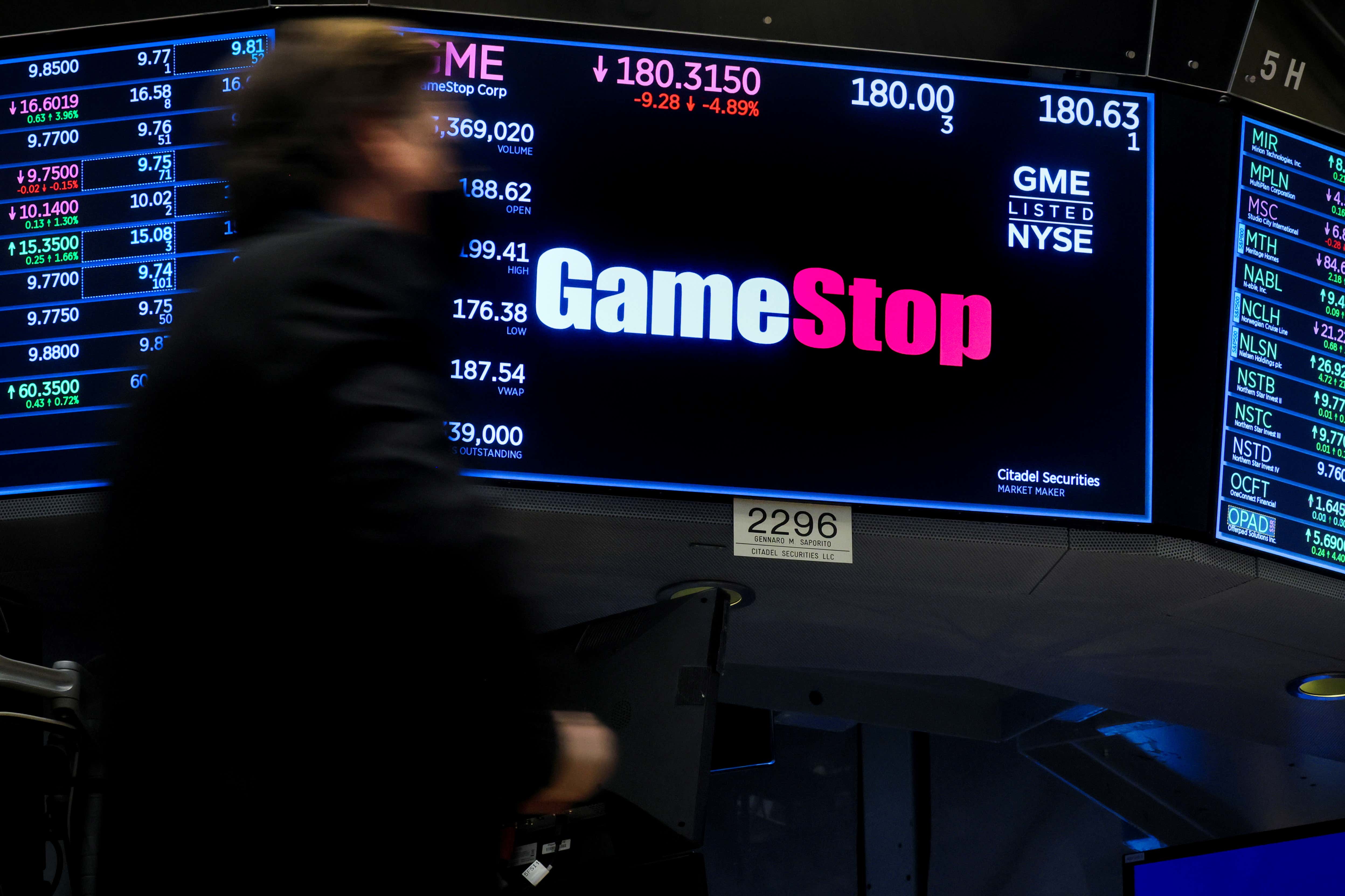 صورة للمقال بعنوان GameStop Short Sellers خسروا للتو 2 مليار دولار وسط ارتفاع أسهم Meme